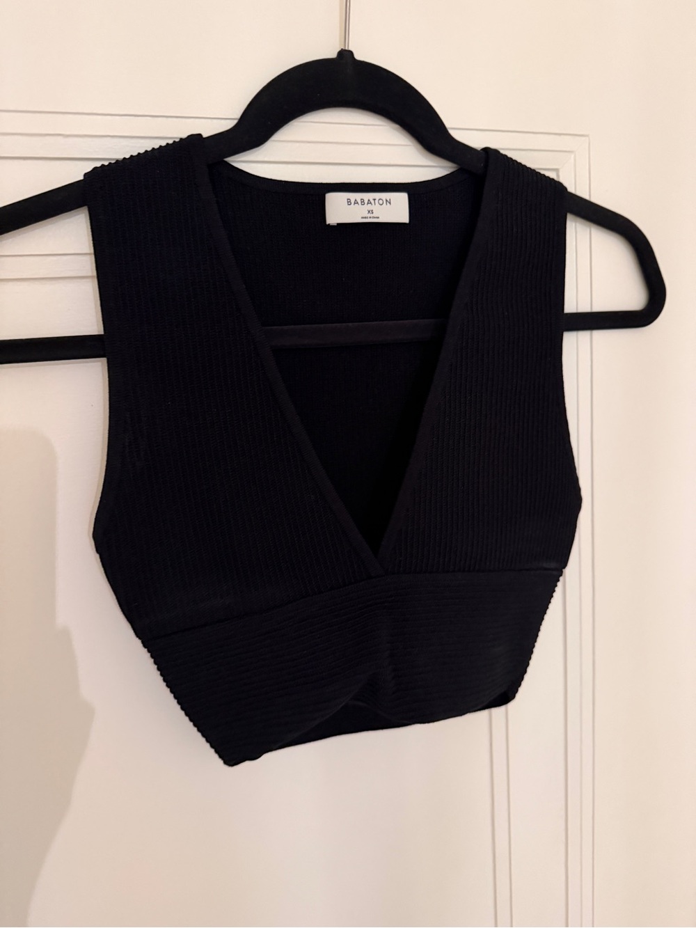 Aritzia Black Ribbed V-Neck Crop Top